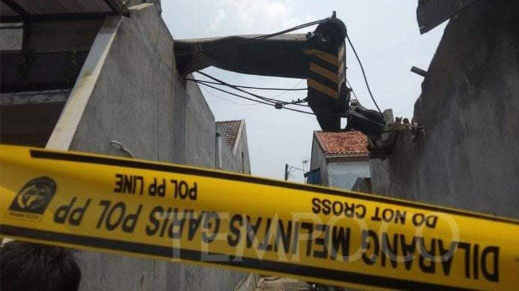 Crane PDAM Jatuh di Depok, Evakuasi Satu Korban Terjepit Puing Hingga 3 Jam