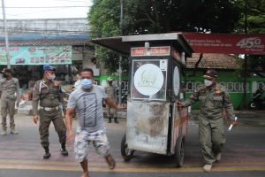 SATPOL PP SUKABUMI TERTIBKAN PKL, KASAT” KEDEPANKAN PERSUASIF DAN KOMUNIKATIF”