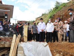 DAMPINGI MENSOS, WABUP IYOS TINJAU LOKASI BENCANA PASIR DATAR