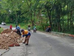 DUKUNG KELANCARAN LALULINTAS DI TAHUN BARU, DINAS PU PERBAIKI JALAN JAJAWAY