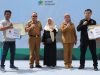 WABUP BANGGA PENYULUH DAN POPT BERPRESTASI ASAL KAB SUKABUMI RAIH PENGHARGAAN TINGKAT JABAR