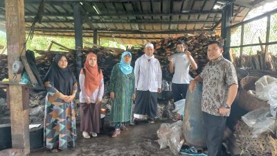 DINAS PERIKANAN SUKABUMI BINA MUTU PENGOLAHAN IKAN PINDANG DI MEKARSARI CICURUG