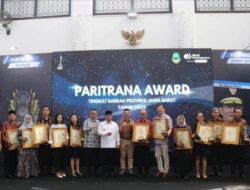 PEMKAB SUKABUMI RAIH PENGHARGAAN PARITRANA AWARD JUARA KE 3 KATEGORI PERUSAHAAN USAHA LAYANAN PUBLIK