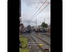 Video Pengguna Jalan Bandel Padati Pintu Perlintasan di Pondok Jati Jakarta Timur, Penjaga Pintu Sigap Hentikan Kereta Api