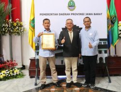 Wakil Bupati menerima penghargaan untuk Diskomnfosan pada Festival Literasi Digital Jabar.