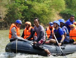 Bupati bersama Forkopimda susuri sungai pastikan penyebab timbunan sampah di Pantai Cibutun.