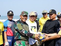 Tinjau kawasan pantai Cibutun, Sekda: “Kita tingkatkan kolaborasi penanggulangan sampah.”