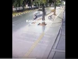 Video Santai Duduk di Motor, Perempuan Ini  Ditabrak Toyota Fortuner