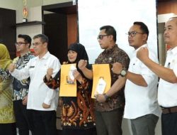 100 Wajib Pajak Mendapat Penghargaan Anugerah Pajak Daerah 2023.