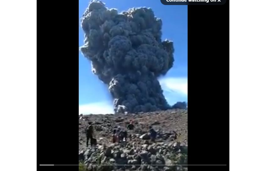 Pendaki merekam erupsi Gunung Marapi