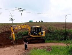 Curah Hujan Tinggi Lumpur Tutupi Ruas Tamanjaya-Pal tilu, UPTD PU Kerahkan Alat Berat