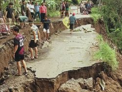 Dinas PU Kab Sukabumi Buat Jalan Darurat Pasca Amblasnya Jalan di  Simpenan