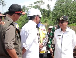 Wabup Iyos Dampingi Menko PMK Tinjau Lokasi Longsor Bocimi