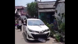 Video Wanita Pelaku Pembunuhan Pemilik Toko di Tangerang Coba Melarikan Diri Dengan Mobil, Acungkan Sajam