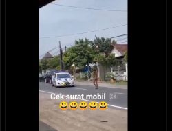 Video Langka, Pria Telanjang Berani Hentikan Rombongan Pejabat, Dikawal Patroli