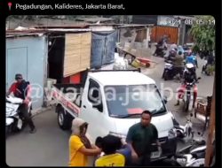 Video Bacok Siswa SMA Lain, Belasan Motor Dihadang Mobil Warga di Kalideres