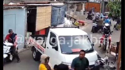 Video Bacok Siswa SMA Lain, Belasan Motor Dihadang Mobil Warga di Kalideres