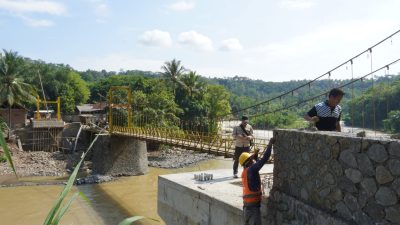 Tinjau pembangunan Jembatan Cileuleuy Warungkiara, Bupati: “Mendukung akses dan ekonomi masyarakat”