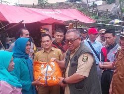 Tinjau Lokasi Bencana di Bantargadung, Bupati Sukabumi Salurkan Bantuan