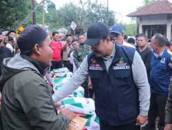 Sekda Dampingi Mensos Tinjau Korban Longsor, Salurkan Santunan dan Bantuan