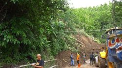 Forkopimcam Simpenan Evakuasi Material Longsor di Cimapag Desa Loji
