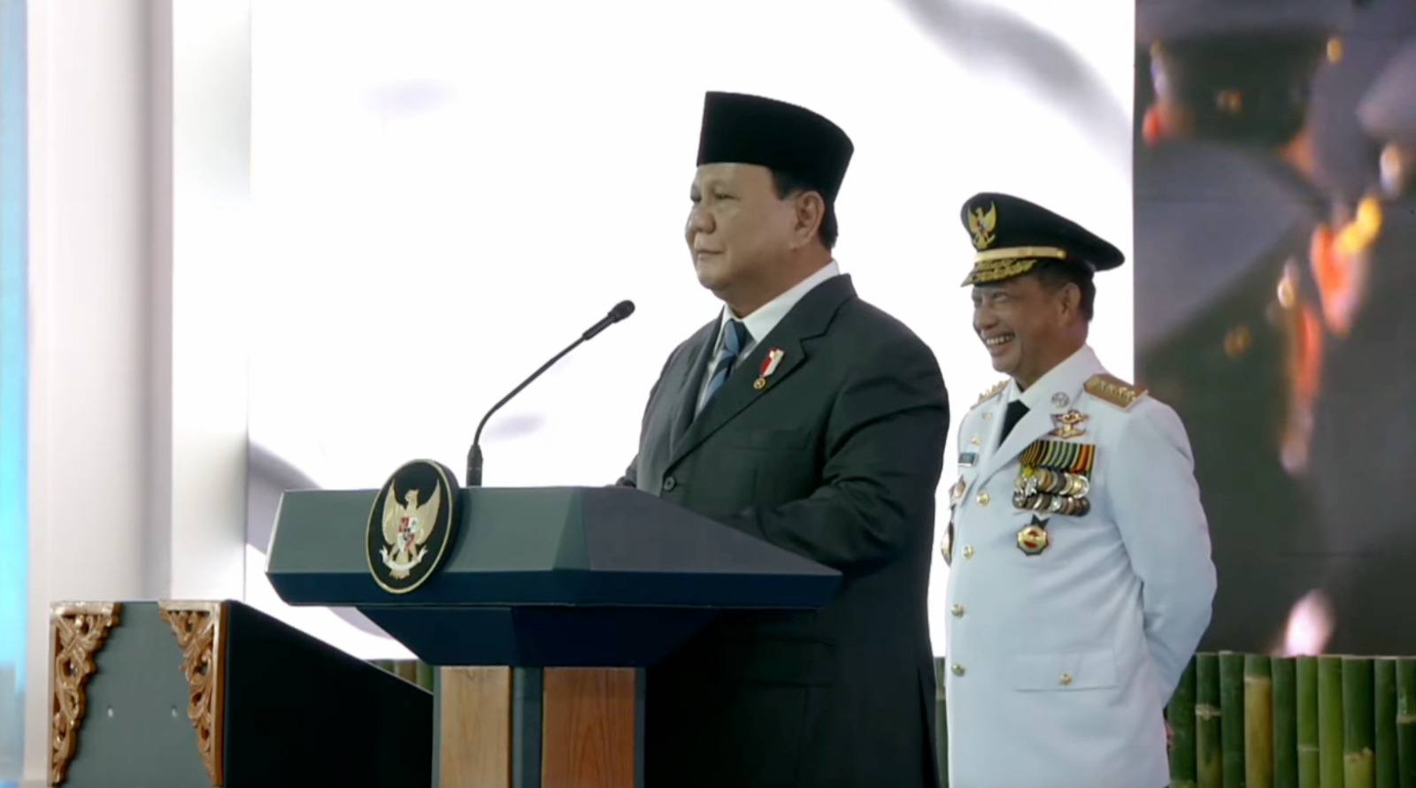 Presiden RI Prabowo Subianto didampingi Mendagri, saat pelantikan kepala daerah di Istana Merdeka, Jakarta, Kamis 20 Februari 2025