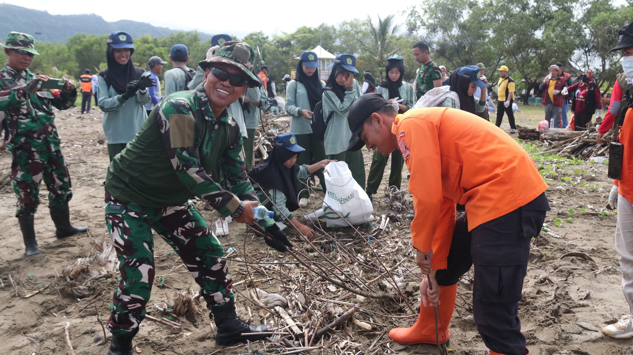 Beach Clean Up, Kesadaran Bersama Jaga Kebersihan dan Lestarikan Lingkungan