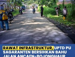 UPTD PU Sagaranten Bersihkan Bahu Jalan Ancaen-Bojonghaur