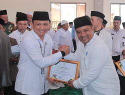 Kepala DPMPTSP Kab Sukabumi Serahkan Penghargaan Suksesnya Khotam Akbar Kepada Camat Cimanggu