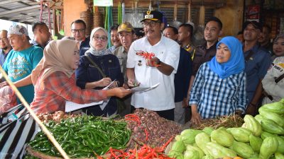 Bupati Asjap Monitoring Pasar Cisaat, Pastikan Stok dan Harga Terkendali