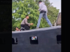 Video yang Banyak Dibagikan dalam 24 Jam, Demonstran Lawan Polisi Diatas Truk di Manado
