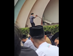 Perayaan Idul Fitri dengan Pemandangan Unik Toleransi: Salat dan Silat
