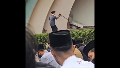 Perayaan Idul Fitri dengan Pemandangan Unik Toleransi: Salat dan Silat