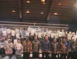 Bupati Sukabumi dampingi Menko AHY serahkan Sertifikat Hak Milik Warga Translok