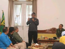 Pelepasan tim Kirab Bangga Kencana, Bupati bagikan Sembako kepada Keluarga Berisiko Stunting