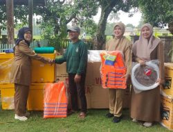 Dinas Perikanan Serahkan Bantuan Sarpras Usaha Perikanan Tangkap kepada KUB AHY di Ciemas