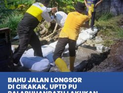 UPTD PU Palabuhanratu Tangani Longsor di Bahu Jalan Cikakak