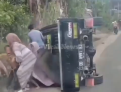 Melaju Kencang, Mobil Bak Terbuka Terbalik: Ibu-ibu dan Anak-anak Kecil Berjatuhan di Gowa Sulawesi Selatan
