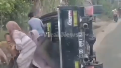 Melaju Kencang, Mobil Bak Terbuka Terbalik: Ibu-ibu dan Anak-anak Kecil Berjatuhan di Gowa Sulawesi Selatan