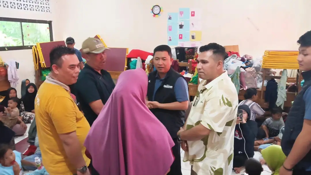 Tinjau Kondisi Warga Di Lokasi Gerusan Sungai Cidadap, Wabup Pastikan Kebutuhan Dasar Terpenuhi