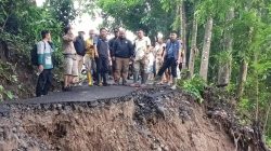 Pastikan Mitigasi Darurat Berjalan Baik, Wabup Tinjau Jembatan Putus Di Loji Simpenan