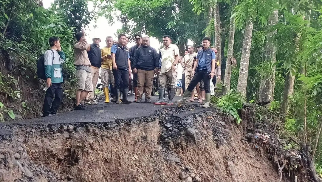 Pastikan Mitigasi Darurat Berjalan Baik, Wabup Tinjau Jembatan Putus Di Loji Simpenan