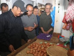 Tinjau Kesediaan Pangan Jelang Nataru 2026, Bupati Pastikan Stok Pangan Aman