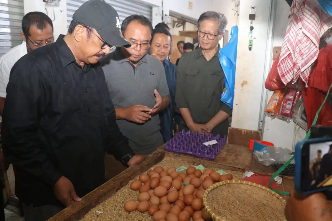 Tinjau Kesediaan Pangan Jelang Nataru 2026, Bupati Pastikan Stok Pangan Aman