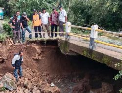Jembatan Citiis Rusak, UPTD PU Wilayah Ciemas lakukan Penangan Darurat