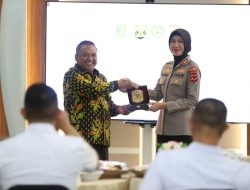 Pisah Sambut Kapolresta, Ketua DPRD Kab Sukabumi Berikan Cendramata