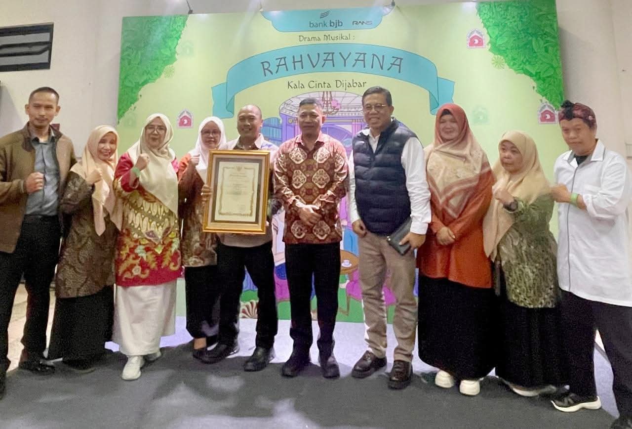 Unggul Tatakelola Pemerintahan dan Pemberdayaan, Desa Kebonpedes Raih Juara I Anugerah Gapura Sribaduga