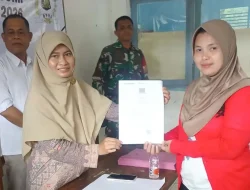 Reses I, Dewan Leni Bagikan Dokumen Adiminduk KK dan Akte Kelahiran Kepada Masyarakat