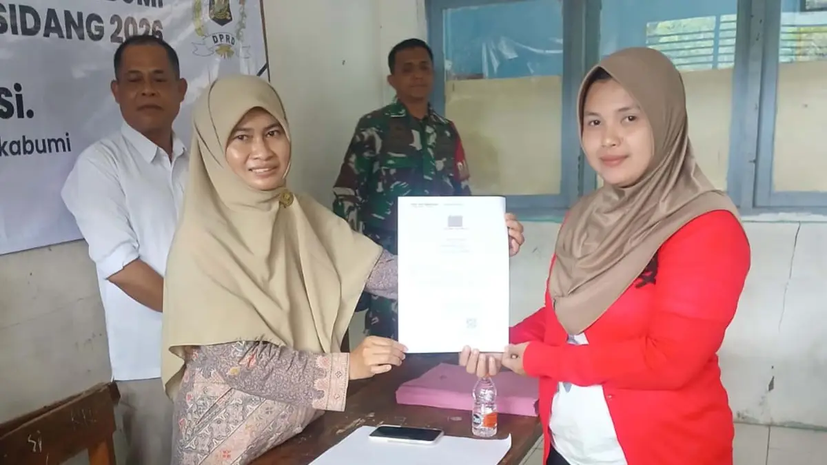 Reses I, Dewan Leni Bagikan Dokumen Adiminduk KK dan Akte Kelahiran Kepada Masyarakat