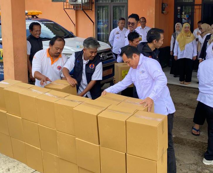 Komitmen Sosial, DPPKB Serahkan Bantuan Logistik Untuk Penyintas Bencana